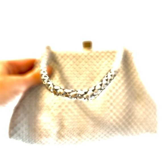 WHITING AND DAVIS CO VINTAGE PEARL HANDBAG WITH GOLDEN SNAP CLOSURE - Picture 6 of 10
